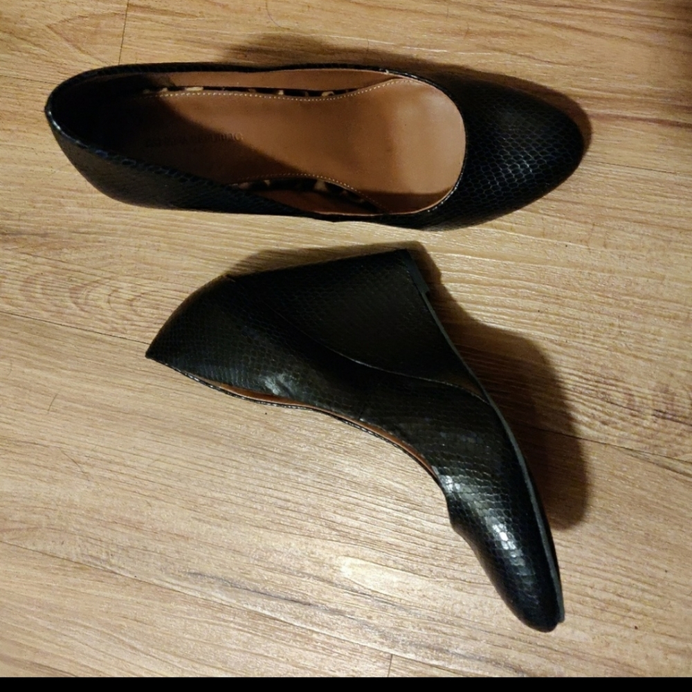 Banana Republic black wedge heels snake